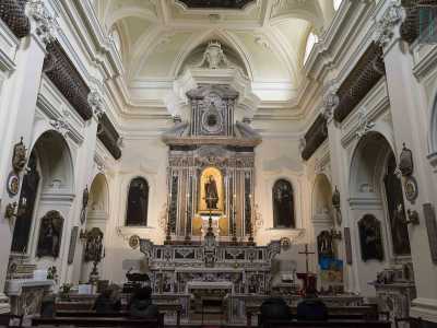 L'interno, a pianta a navata unica con volta a padiglione, termina con un grandioso altare in marmo policromo con ornamenti in pietra di lapislazzuli azzurra, che cattura immediatamente lo sguardo del visitatore
